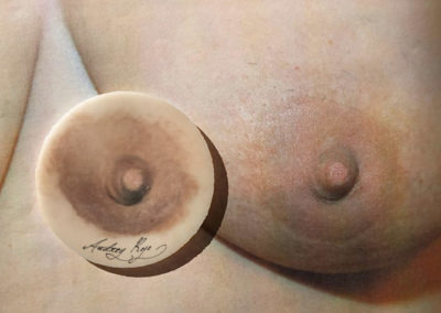 Tatouage aréole mammaire sur peau synthétique