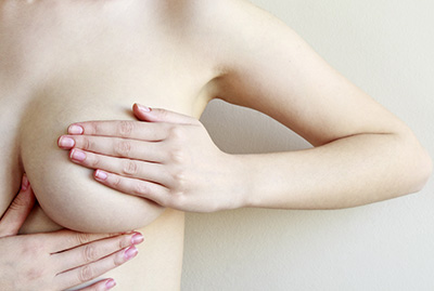 Tatouage aréole mammaire sur peau synthétique