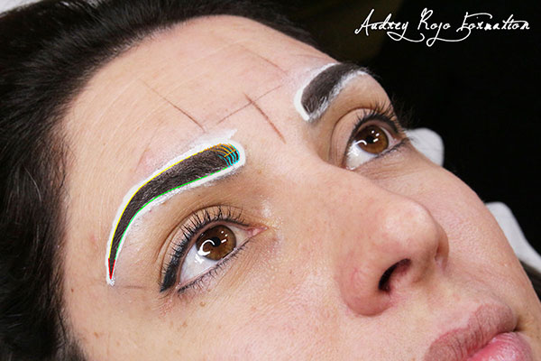 Aide maquillage permanent sourcils