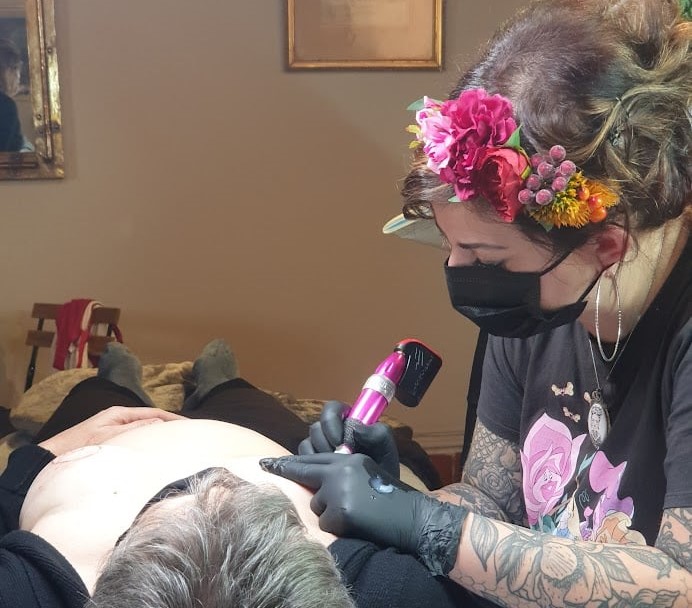 Audrey tatoue une aréole mammaire en trompe l'oeil